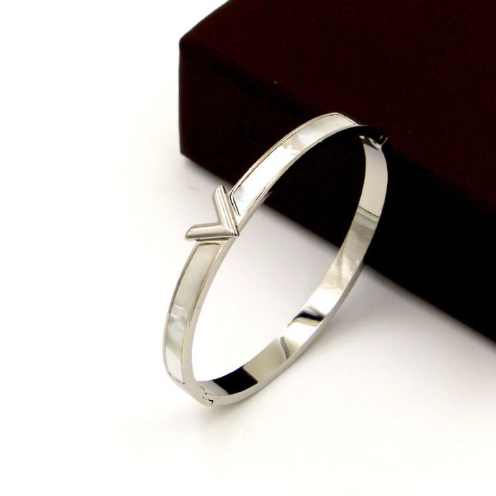 Vòng Tay Chữ V Xà Cừ Titan Ko Đen TT 1819