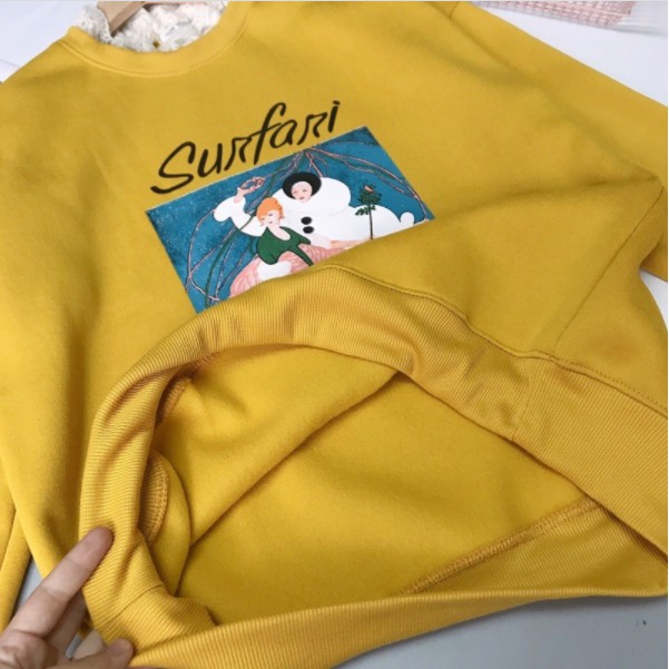 ÁO ĐÔI NỈ BÔNG NỮ SWEATER FORM RỘNG, MÀU VÀNG IN HÌNH BẠCH TUYẾT CỔ BÈO REN, HÀNG QUẢNG CHÂU CAO CẤP | BigBuy360 - bigbuy360.vn