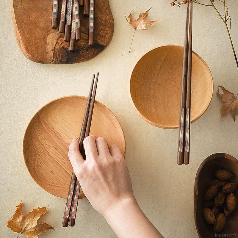 Đôi đũa bằng gỗ phong cách Nhật Bản sáng tạo dành cho trang trí nhà hàng