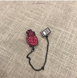 Pin cài áo trái tym