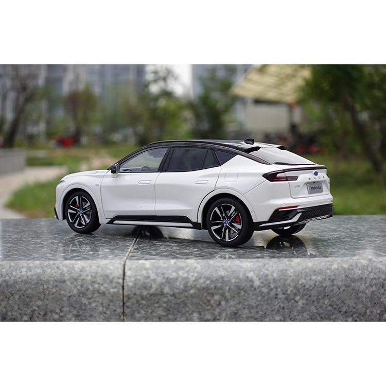 Mô hình sedan Ford Evos tỉ lệ 1:18