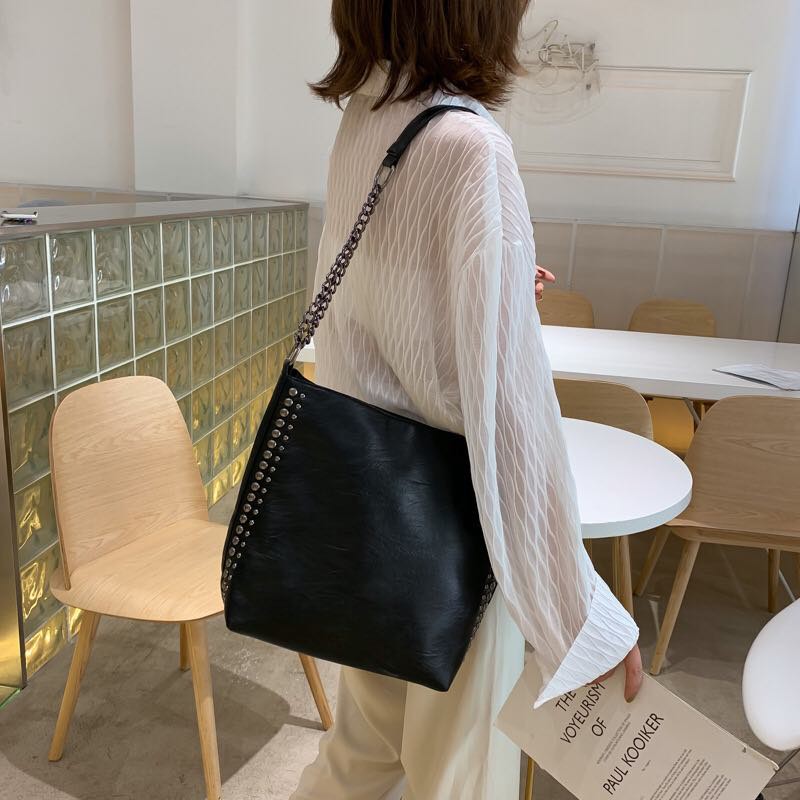 Túi xách nữ đeo chéo đinh tán cá tính MN6 | BigBuy360 - bigbuy360.vn