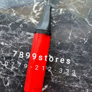 Bơm bong bóng bằng tay.