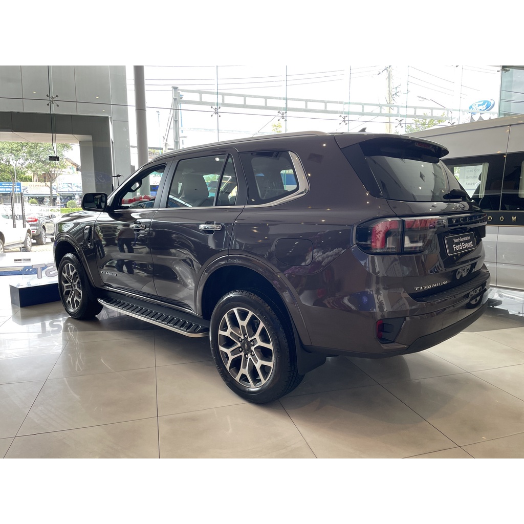 Nẹp chân kính theo xe Ford Everest 2023
