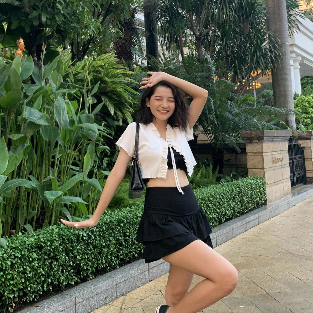 [Mã SKAMLTSM9 giảm 10% đơn 99K] CHEERS - Áo crop cột dây viền bèo