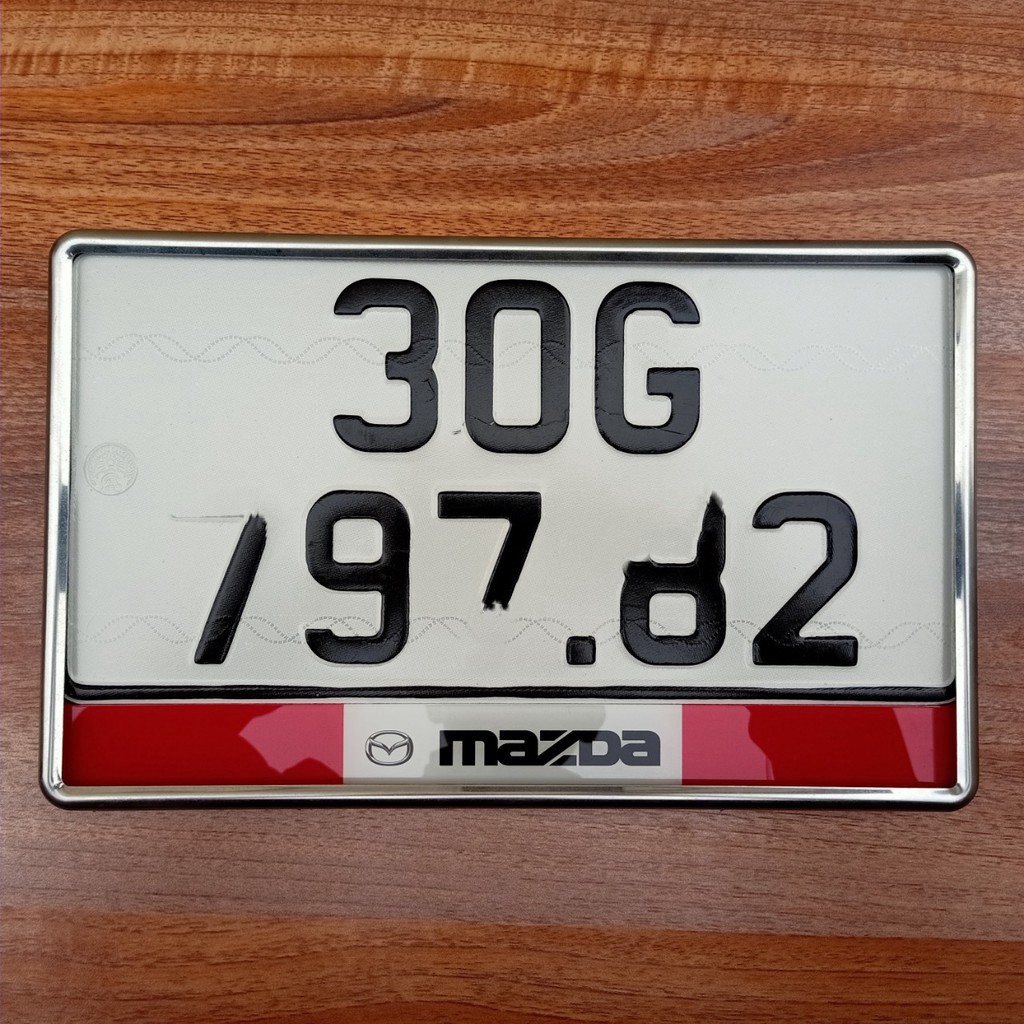 Khung biển số ô tô có logo HYUNDAI ,Khung inox 304 có viền ,mica,ốc ít dùng cho biển số mới 2 chiếc trước sau bằng nhau