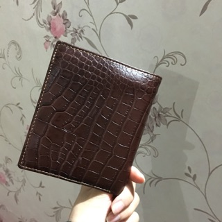 Ví da đứng vân cá sấu