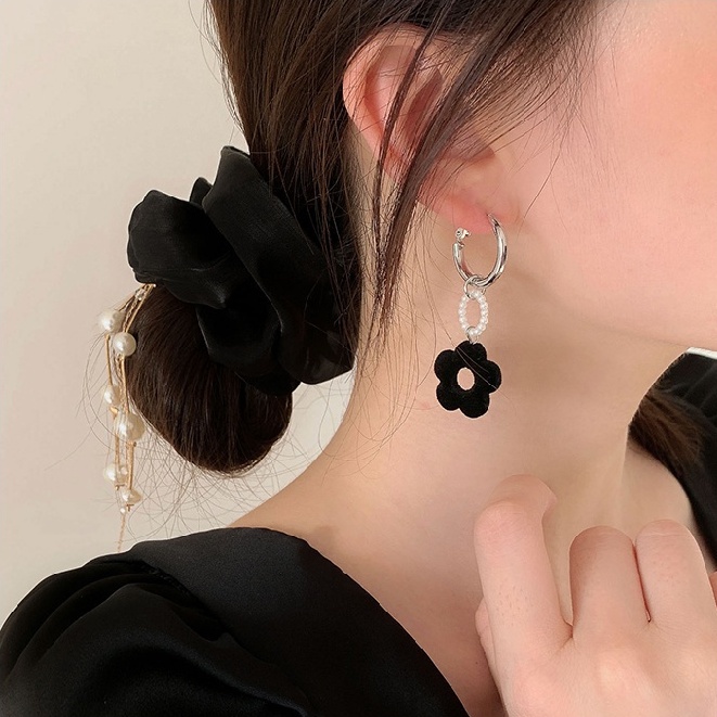 Khuyên tai hình bông hoa nhỏ đính ngọc trai phong cách mùa thu đông trẻ trung