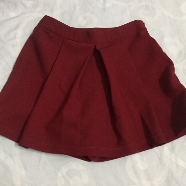 Chân váy đỏ đô ngắn