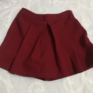 Chân váy đỏ đô ngắn