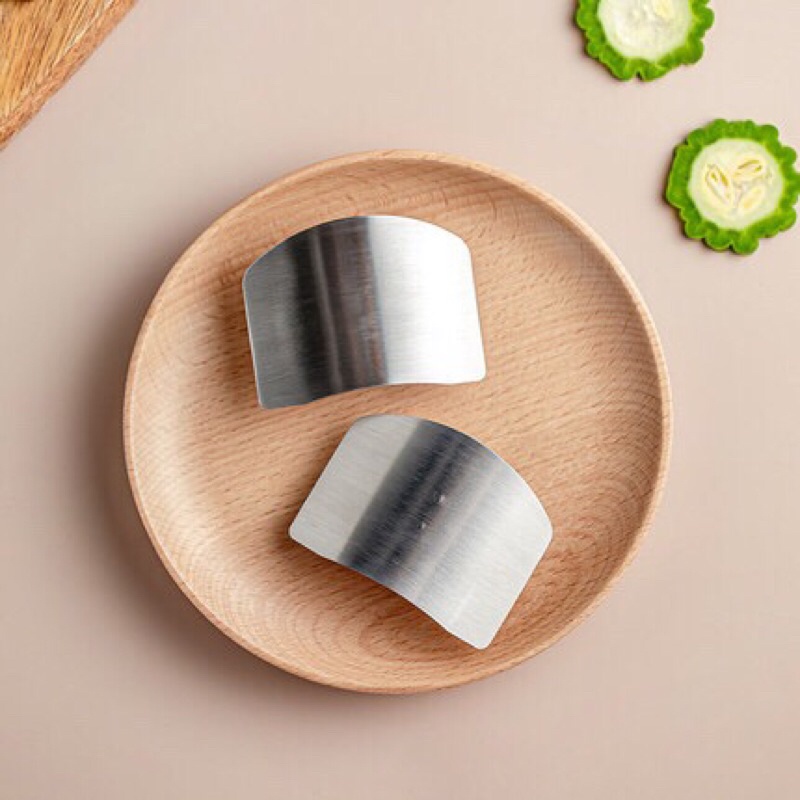 Dụng cụ bảo vệ ngón tray khi cắt thực phẩm bằng thép không gỉ