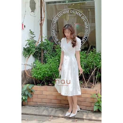 Đầm cổ V midi tà chéo xếp li 2 màu nâu/trắng