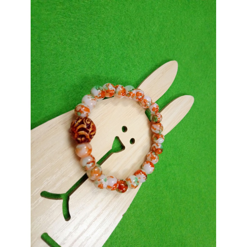 chuỗi đeo tay phong thủy màu cam hoa văn. mặt gỗ. giá 39k 1 chuỗi .hàng đẹp y hình lun vì hình shop tự chụp nha các bạn.
