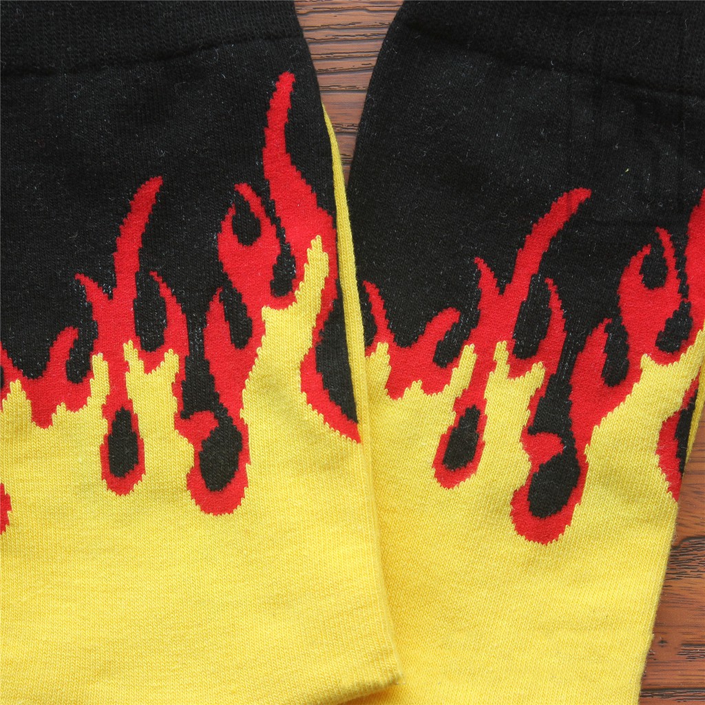 Tất ngọn lửa đen đỏ vàng cá tính