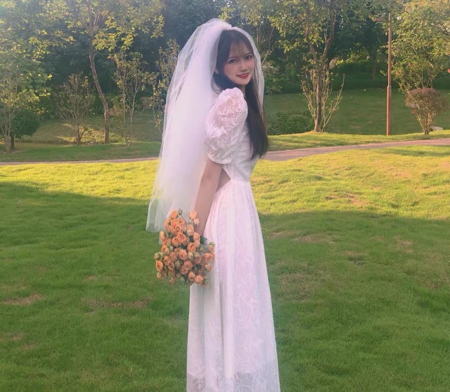 JANE’S Đầm trắng hoa văn công chúa hở eo xinh (kèm ảnh khách)J0238