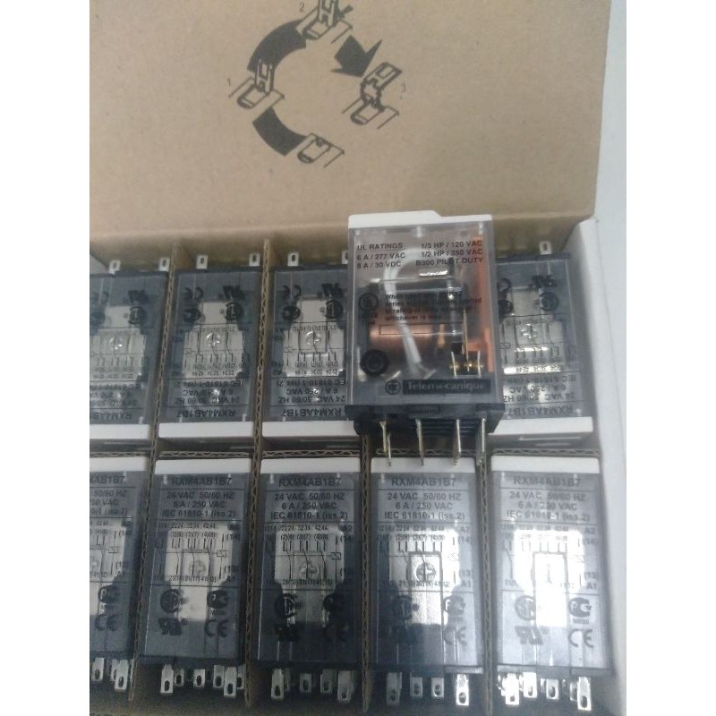 Rolay trung gian 14 chân Schneider RXM4AB1B7 có đèn báo, có nút test nguội