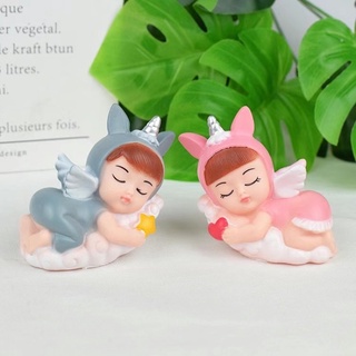 em bé ôm gối ngủ