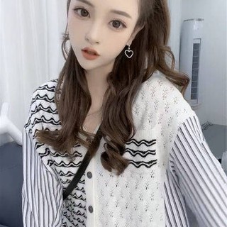 Châu Âu trạm khâu không đều dệt kim sọc dọc áo sơ mi dài tay của phụ nữ mùa thu mới tính khí retro áo cánh phong cách Hồ