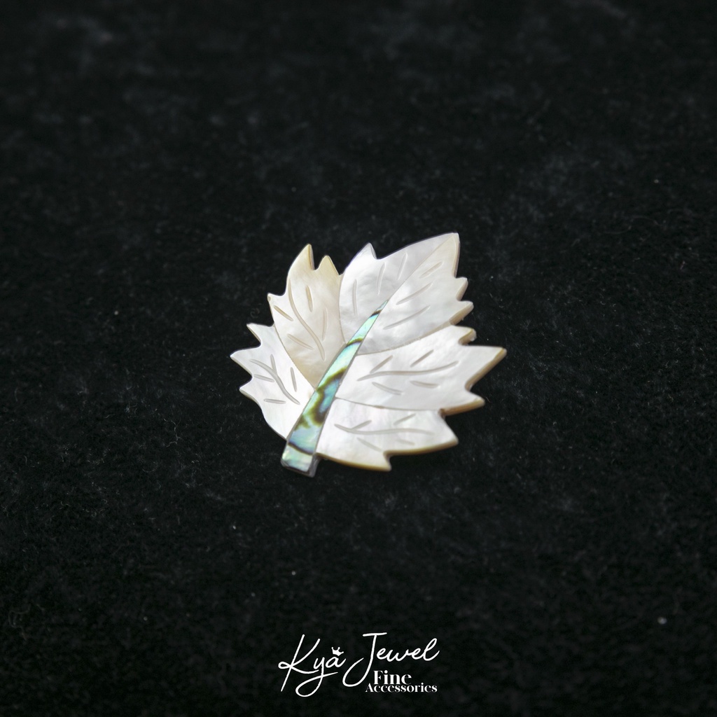Cài áo Kya Jewel lá phong xà cừ thời thượng