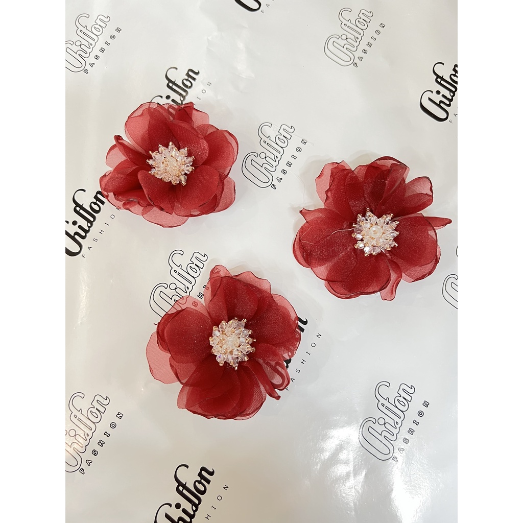 Hoa cái váy, cài áo màu đỏ đô | BigBuy360 - bigbuy360.vn