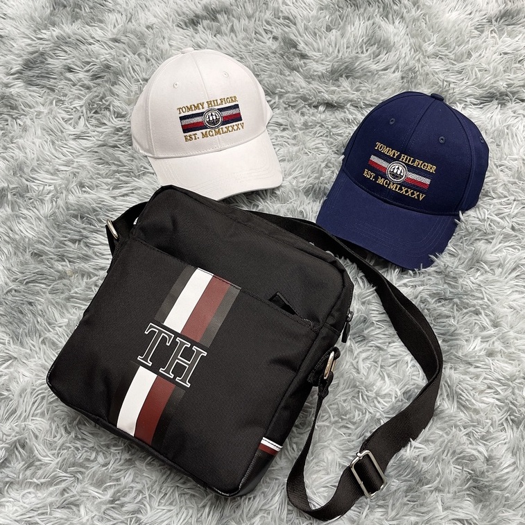 [KINGBALO] Túi đeo chéo Tommy Hilfiger màu đen, chất liệu sợi tổng hợp, logo in nhiệt, khoá kim loại, đầy đủ tem tag