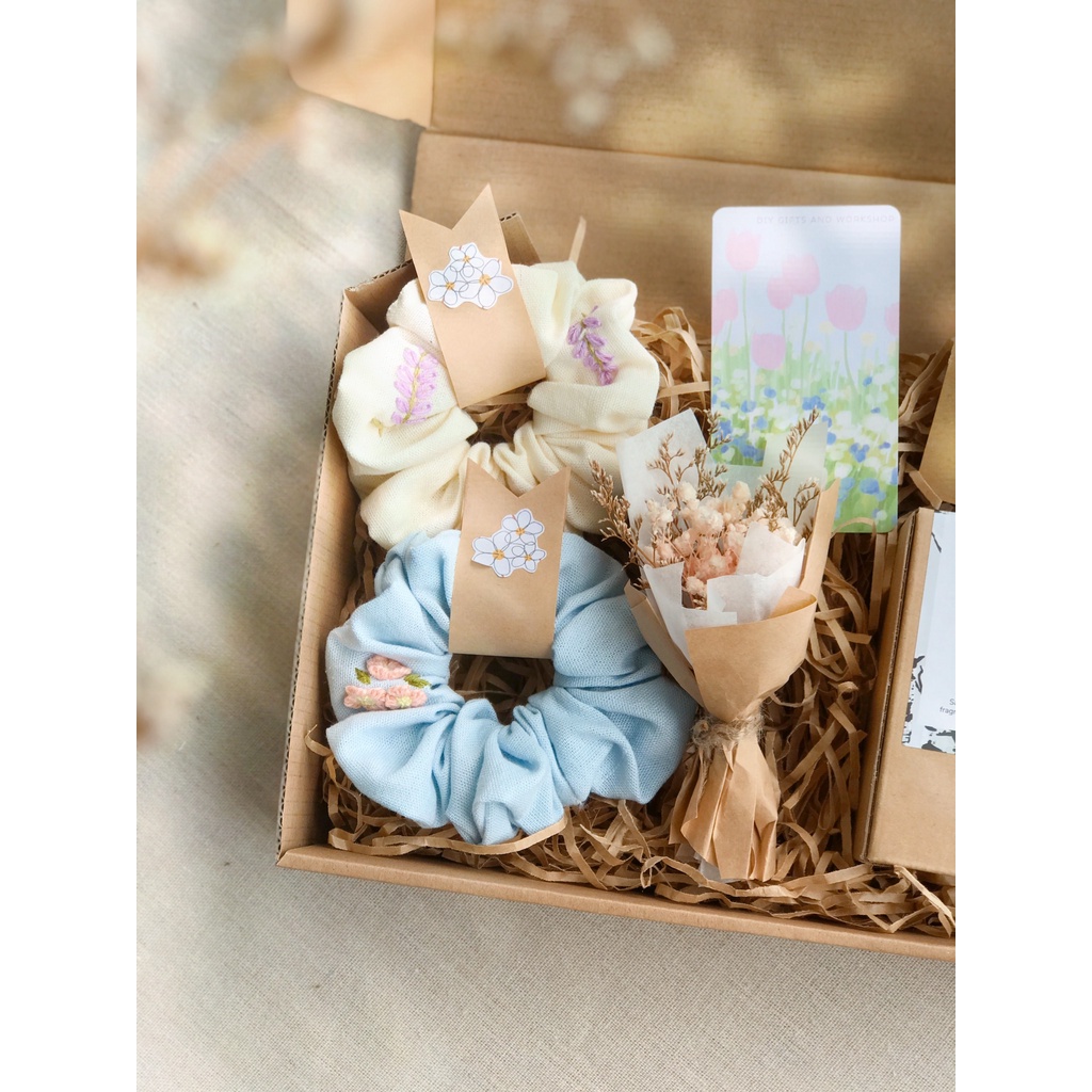 SET QUÀ NẾN THƠM, CỘT TÓC LINEN VÀ HOA