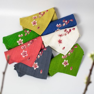 Khăn tay tơ tằm thêu thủ công truyền thống họa tiết đào bay kích thước 35x35 cm