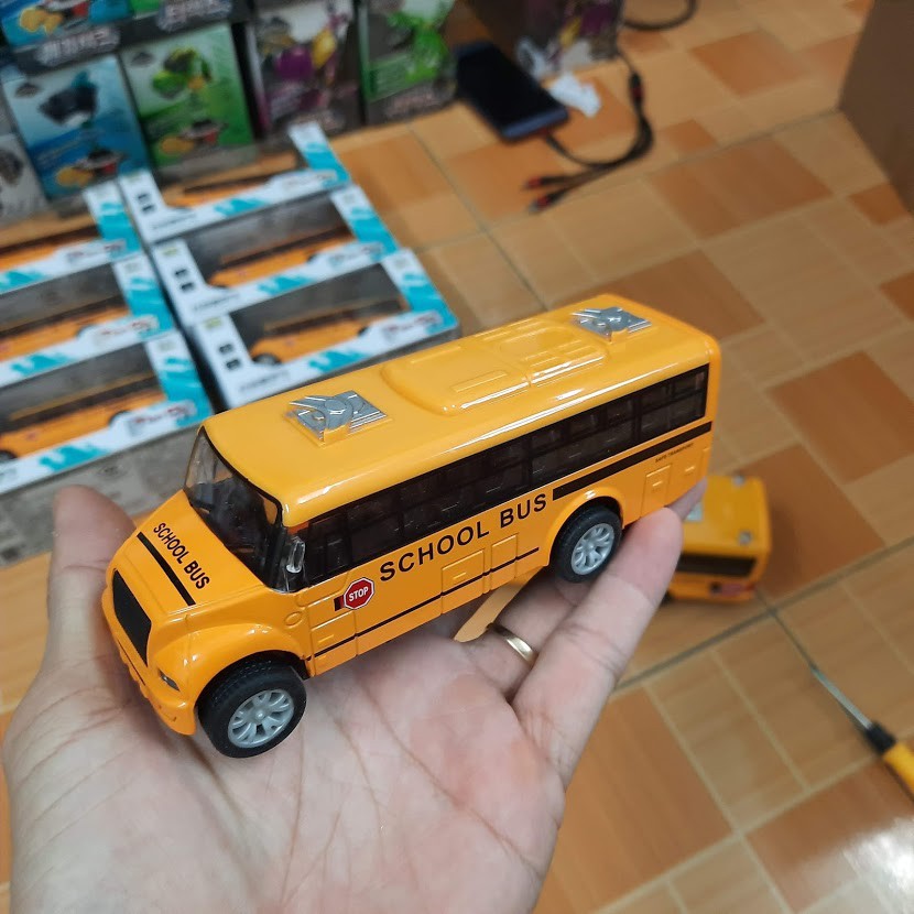 Xe ô tô đồ chơi trẻ em school bus cỡ nhỏ bằng kim loại có đèn và âm thanh tỉ lệ 1:36