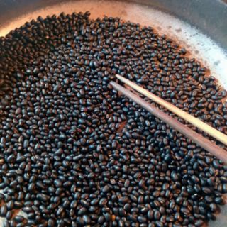 1kg ĐỖ ĐEN QUÊ XANH LÒNG RANG SẴN (có mix lá nếp)