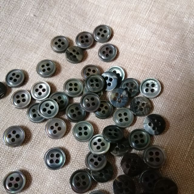 Cúc áo sơ mi nam. (chị Hoa)