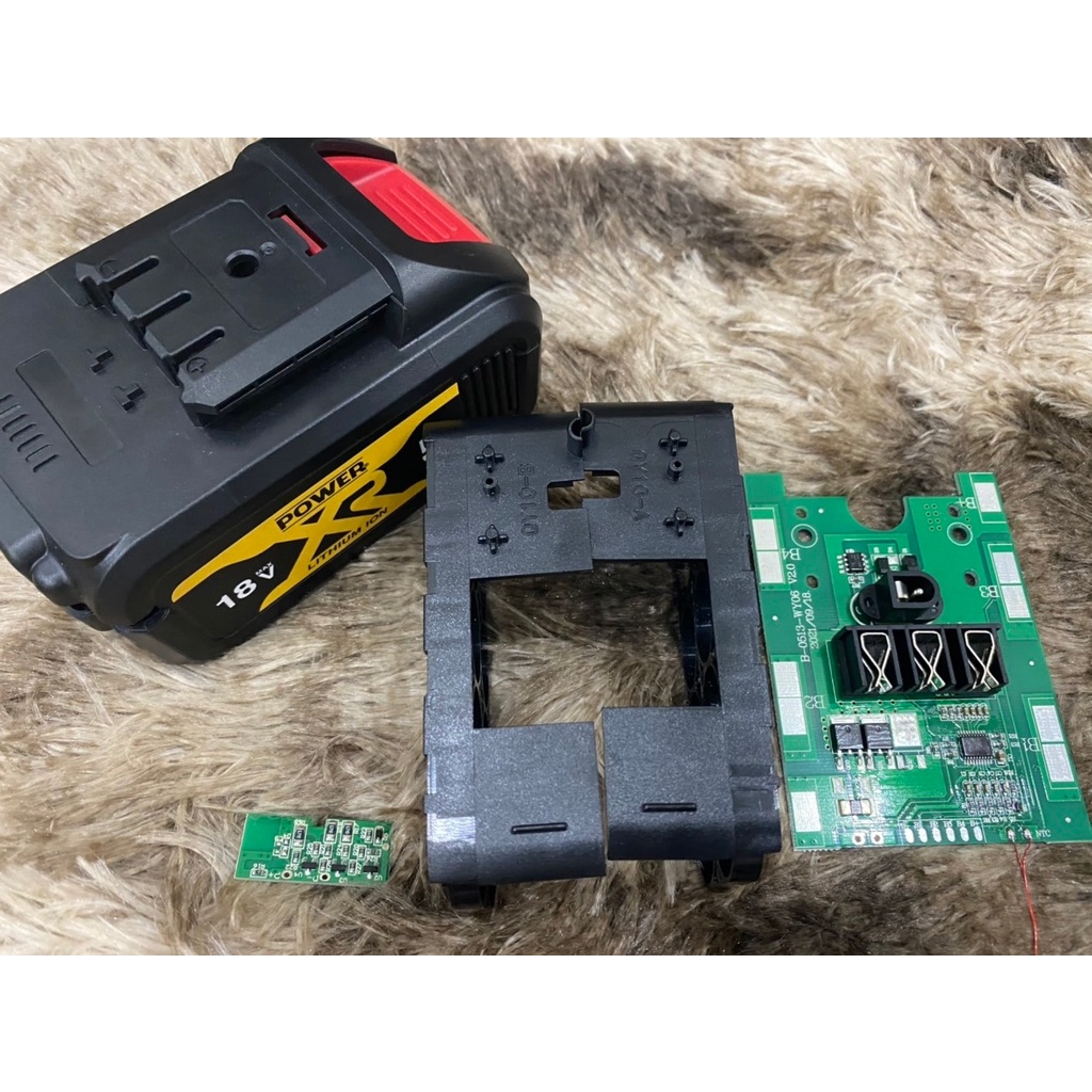 Vỏ mạch pin china mẫu tem Dewatl có Led báo pin, 18V - 21V 5S 2P, Jack sạc đứng. BN.