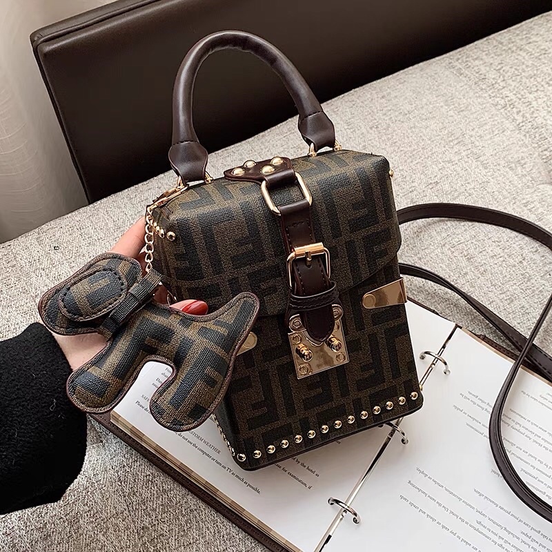 Túi hộp fendi size trung binh ( hàng order không sẵn)