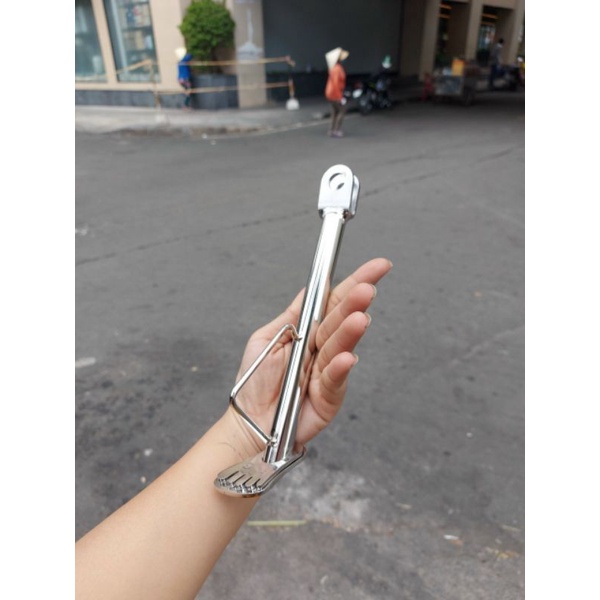 Chống nghiêng inox hình bàn chân gắng các loại xe