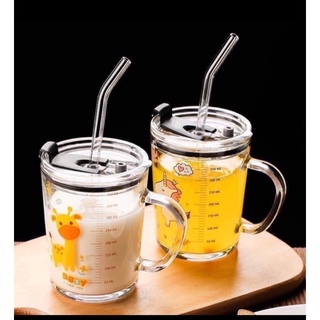 LY THUỶ TINH CHIA VẠCH ML KÈM ỐNG HÚT VÀ NẮP CHỐNG TRÀN