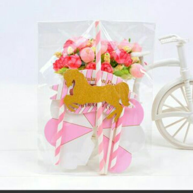 Vòng quay ngựa gỗ trang trí bánh sinh nhật