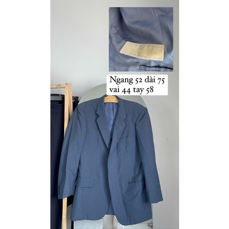 Blazer xanh có đệm vai đứng form thời trang sang trọng và lịch lãm.