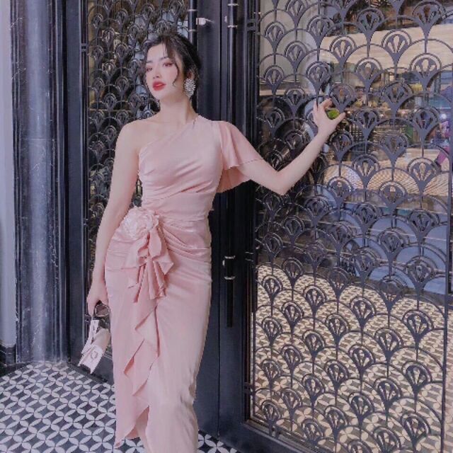 Đầm lệch vai kết hoa eo xẻ
