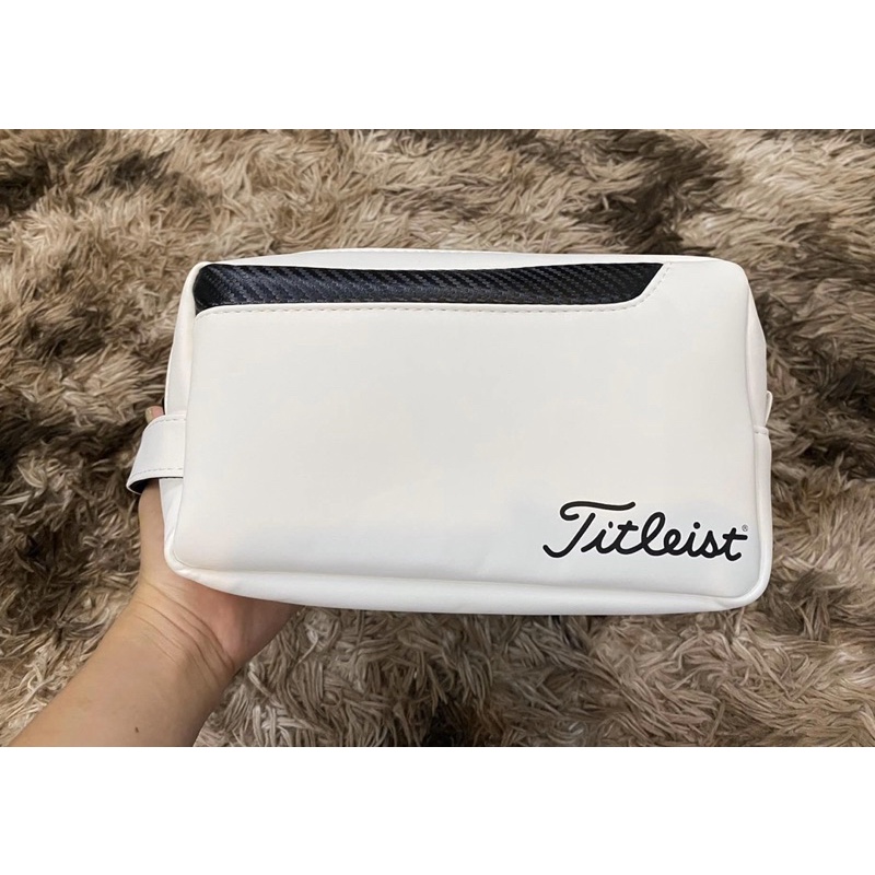 Túi cầm tay golf Titleist có khoá kéo đựng đồ cá nhân tiện lợi,golf bag