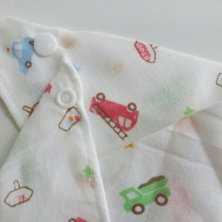 Khăn xô tam giác 4 lớp có 2 cúc chỉnh (1 chiếc)