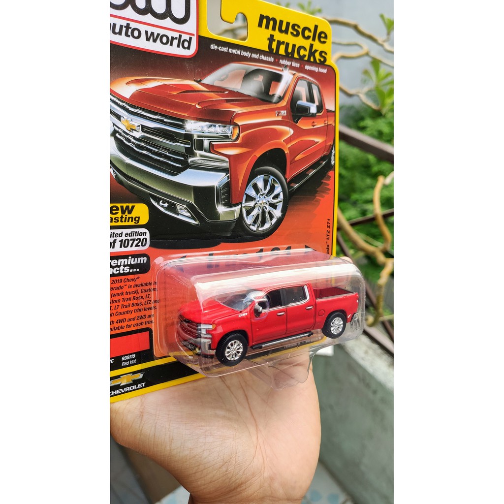 Mô hình tĩnh Auto World Silverado LTZ Z71 Hot Red tỷ lệ 1:64