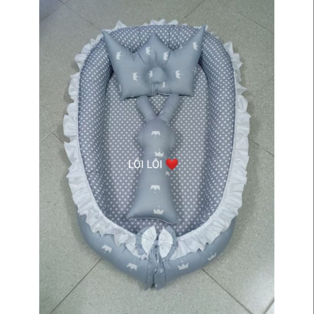 Nôi vải, gối lõm và thỏ ôm cho bé