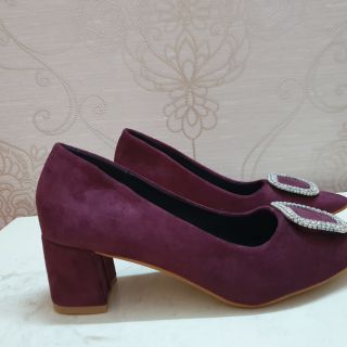 Giày bít mũi gót vuông màu tím như hình