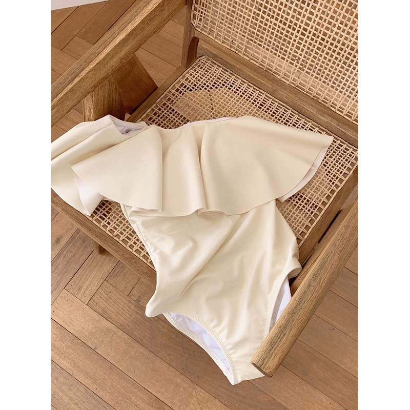 Bikini phong cách Hàn Quốc, bộ bơi liền màu kem lệch vai - giá cả đi đôi với chất lượng ạ 🥰 | BigBuy360 - bigbuy360.vn