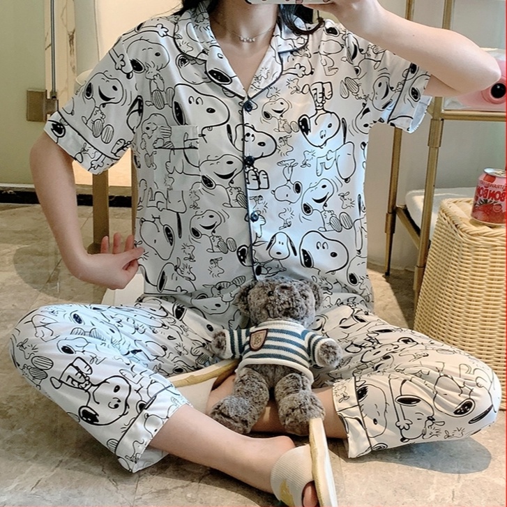 Bộ Đồ Ngủ Lụa Tay Ngắn In Hình Snoopy Dễ Thương Cho Nữ