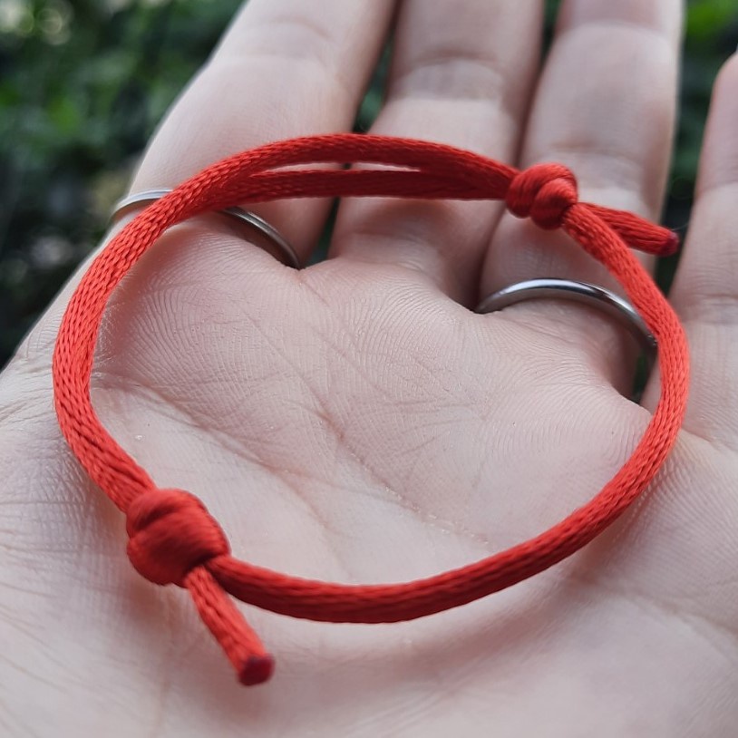 Vòng tay sợi màu đỏ cheap moment Taehyung