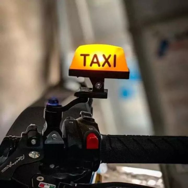 [HOT] Phụ kiện gắn chân gương TAXI có cổng sạc Usb,đèn led nháy nhiều chế độ. pin lâu