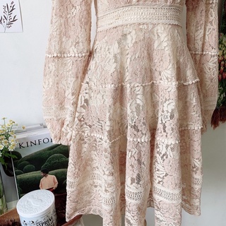 Đầm ren dáng xoè Carnation.