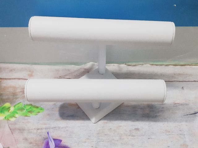 Trụ chử T 2 tầng trưng vòng tay