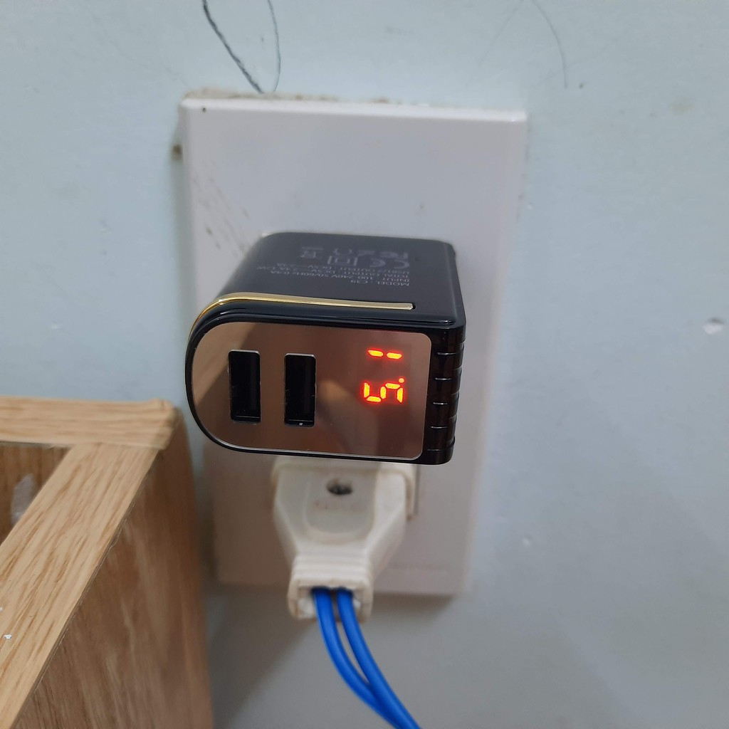 Cốc sạc nhanh điện thoại 12W Hoco C39 có màn hình Led 2 cổng ra USB