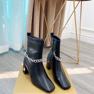 Boot cổ ngắn gót vuông kèm xích